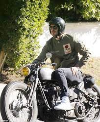 ma 1を着てビバリーヒルズでバイクに乗るデビッド ベッカム メンズセレブファッションニュース デビッド ベッカム ベッカム メンズ ファッション