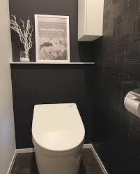 トイレのお気に入りはなんといってもこの配管 配線を全て隠してもらったので 見た目がかなりスッキリ アパートのときは配管の下や管まわりに埃が でしたがそんなこともなく さっと一拭きできるので 掃除もしやすいです そんなトイレの イン 造作