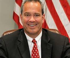 Recent UGA graduate tosses hat in Guyton ring