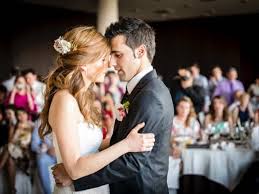 Hoy me levanto muy temprano, ya me espera la comunidad, voy subiendo alegre la cuesta, voy en busca de tu amistad. 50 Canciones Para La Entrada De Los Novios Al Banquete Vestidos De Novia Vestidos De Damas De Honor Novios