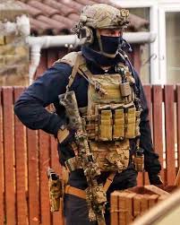 Untied Kingdom Special Forces Uksf 22 Special Air Service 22 Sas Member During Raids On Suspect House Special Air Service Special Forces Sas Special Forces