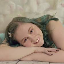 Keeley Hill's Instagram, Twitter & Facebook