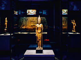 Le masque mortuaire de toutankhamon est l'un des objets les plus célèbres et les plus précieux retrouvés dans sa tombe. Toutankhamon Le Tresor Du Pharaon Fait Un Carton A Paris Sciences Et Avenir