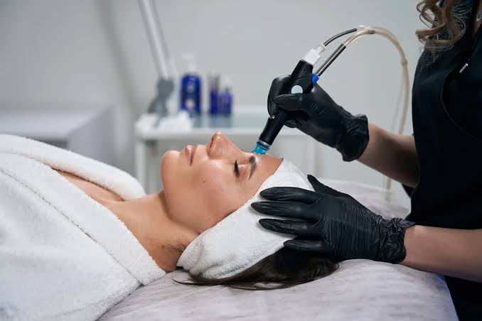 Skin specialist performing Hydrafacial extraction at Profrea