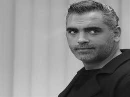 من شدة علمه كان يلقب بالقاضي الصدر، هو علامة وشيخ الحنفية بعد أخيه الكبير، وبزدة هي قلعة. Ø£Ø­Ù…Ø¯ ÙƒØ±Ø§Ø±Ø© ÙˆØ¯Ù†ÙŠØ§ Ø¹Ø¨Ø¯ Ø§Ù„Ø¹Ø²ÙŠØ² ÙŠØ¹Ù„Ù‚Ø§Ù† Ø¹Ù„Ù‰ ÙˆÙØ§Ø© Ø§Ù„Ø·ÙŠØ§Ø± Ø£Ø´Ø±Ù Ø£Ø¨Ùˆ Ù…ØµØ±Ø§ÙˆÙ‰