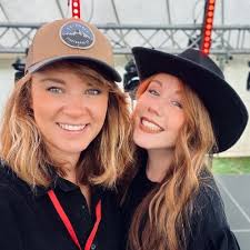 Teri Glover (@Tezzler)