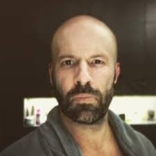 Ezért feszült pattanásig a helyzet az álarcos énekes két nyomozója között. Velvet Gumicukor Sebestyen Balazs Became Bald