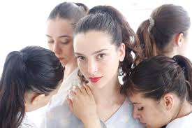 Ella La Intrusa, danza que denuncia y resiste 🚀La compañía Cápsula  Escénica presenta Ella La Intrusa, una obra de danza contemporánea  estructurada en seis actos que indaga, desde el cuerpo, los engranajes