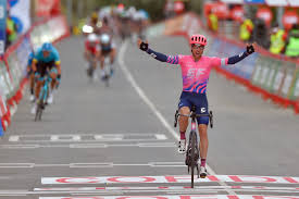 Browse many metrics like follower, followings changes and engagement rates. Radsport Woods Gewinnt Siebte Vuelta Etappe Carapaz Fahrt Weiter In Rot Tageblatt Lu