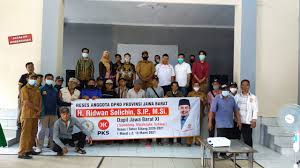 Siaran tv digital terestrial adalah siaran yang menggunakan frekuensi vhf/uhf seperti halnya penyiaran analog, tetapi dengan konten digital. Kang Rinso Isi Reses Dengan Literasi Digital Bagi Warga Desa Di Kabupaten Subang Radar Sumedang