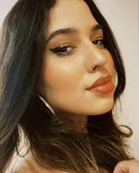 Carol Muniz's Instagram, Twitter & Facebook