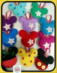 Si Eres Fan De Mickey Mouse Mira Todas Las Lindas Opciones Que Tienes Para Usarlo Como Tema En La Decor Manualidades Disney Manualidades Navidenas Manualidades