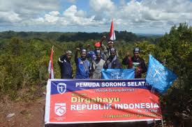 Gunung semeru terletak di perbatasan kabupaten lumajang dan malang, jawa. Sambut Hut Ri Gmki Sorong Selatan Kibarkan Bendera Di Puncak Gunung Bormalit Kumparan Com