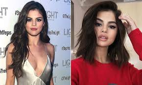 Whether it's sideswept fringe, sleek strands, or high ponytails, gomez is all about looking her best on tour and on the the new style is a layered cut that's perfect for the pending winter season—keeping your hair longer for the colder months is so passé. Selena Gomez Chops Her Hair Celine Dion Goes Platinum 2017 Celebrity Makeovers Hello