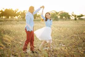 Mengenakan baju couple yang casual, juga bisa menjadi opsi konsep untuk foto prewedding. 8 Ide Busana Untuk Foto Prewedding Dengan Berbagai Tema How To The Bride Dept