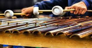 Calung dimainkan dengan cara memukul bagian ruas bambu menggunakan alat pukul khusus sehingga akan memunculkan suara yang merdu dan indah. 12 Alat Musik Khas Sunda Yang Unik Dan Menarik Popmama Com