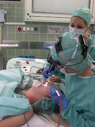 Denn die lymphatischen strukturen, zu denen die mandeln im rachenraum zählen, sind einzig und allein als schutzmechanismus gegen das. Tonsillektomie Die Mandel Auf Der Guillotine Klinik Via Medici