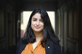 Mehrnoosh nooshi dadgostar (born 20 june 1985 in ängelholm) is a swedish dadgostar is the party spokesperson for social insurance questions. Allt Du Vill Veta Om Vansterpartiets Nooshi Dadgostar