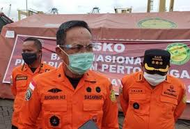 Rasman menyebut tanda sos tersebut bisa saja dari tim resquer atau penyelam yang berposko di pulau laki, karena tim penyelam operasi sar sriwijaya air penerbangan sj 182 juga membuat. Kfj5g63 39bjm