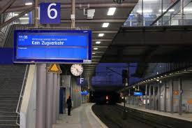Im raum frankfurt musste der schienenverkehr zeitweise gestoppt werden. Zug Fallt Aus Flug Fallt Aus Ihre Rechte Bei Sturm Und Unwetter Verbraucherzentrale Niedersachsen