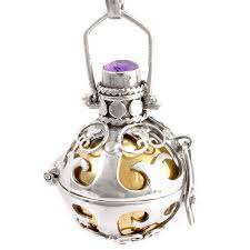 En forme de petite sphère, il contient un petit xylophone ou une elles peuvent ensuite accrocher le bola de grossesse au bout de son doudou et le tintement apaise et rassure le bébé qui a mémorisé ce son in utero. Bola De Grossesse Argent Et Pierre Naturelle Kavindi Boutique Nirvana