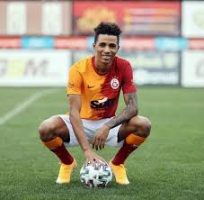 A proud moment for the footballer and his family as he collects the liga nos with sl benfica! 4jhytiaieclg5m