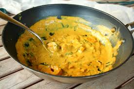 Servez ce veau au curry avec de la coriandre fraîche ciselée et du riz basmati. Curry Thai De Crevettes Au Lait De Coco Les Filles A Table