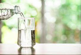 Ibu lani adalah penjual air mineral. Nyaris Separuh Rumah Tangga Indonesia Minum Air Kemasan
