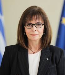 Η πρόεδρος της δημοκρατίας, κατερίνα σακελλαροπούλου, μετέβη νωρίτερα στο ενιαίο συντονιστικό κέντρο επιχειρήσεων του πυροσβεστικού σώματος, στο χαλάνδρι. H Katerina Sakellaropoyloy 8a Anagoreytei Epitimh Didaktoras Toy Ap8 Ertnews Gr