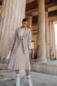 Ich kombiniere meinen plisseerock im alltag gerne mit schlichten basics. Midirock Kombinieren Diese Schuhe Passen Zum Trend Rock Des Jahres