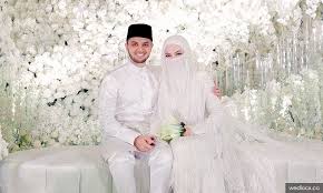 Neelofa, 32, berkongsi berita gembira tersebut menerusi laman instagramnya semalam dengan menyatakan aplikasi itu kini boleh dimuat turun. Malaysiakini Di Majlis Serba Putih Neelofa Dan Pu Riz Sah Suami Isteri