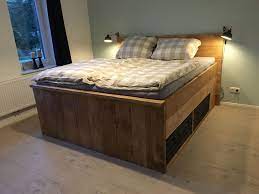 Die designs von schwebenden betten sind zurzeit recht mannigfaltig und originell. Bett Aus Baudielen Und Selbstgebauten Kisten Im Weinkisten Stil Baudielen Bett Mobel