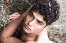 Modelo costarricense David Ulloa figura en la revista británica 'Vanity  Teen'