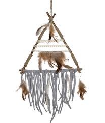 Los atrapasueños son un elemento muy recurrente de la decoración boho, ya que aportan un toque acogedor y bohemio. Atrapasuenos Grande Pared De Madera Decoracion Colgante Con Plumas Original Etnico 32x2x63 Cm Hogarymas