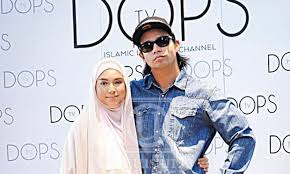 Noh buat lagu bunga di telinga untuk isteri tercinta mizz nina tau. Former Malaysian Popstar Mizz Nina Star On Why She Turned To Islam The Music Industry Her Love Lifemin