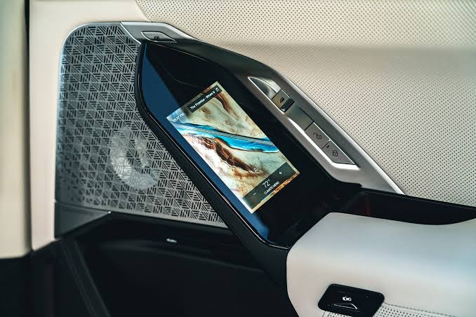 2023 BMW i7 xDrive60 Tested: Green Is Good