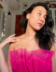 Skin Positivity im Sommer: Warum wir endlich aufhören müssen, uns für  Pickel, Poren und Mitesser zu schämen