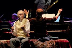 La sua musica prende forma su un piano parallelo, vive. Uvynle 8jb702m