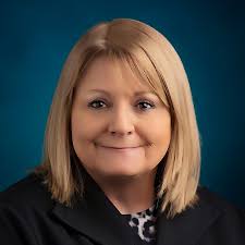 Not all fats are created equal! 🚫🥑 While healthy fats nourish your brain,  hormones, and cells, ultra-refined seed oils (like canola, soybean, and  corn oil) go through high-heat processing and chemical extraction,