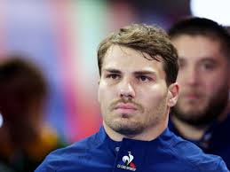 Antoine Dupont : cette vidéo déchirante du rugbyman en larmes dans les bras  de sa mère après la défaite du XV de France - Voici