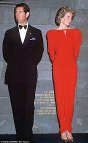 Height 5 10 Princess Diana Infamously Made Herself Look Shorter While Posing With Prince Charles During Their M Charles And Diana Diana Princess Diana Dresses