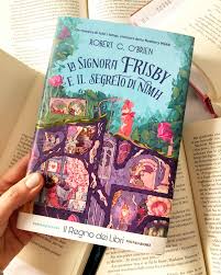 La signora brisby, una dolce topolina di campagna rimasta a sua insaputa vedova del marito jonathan, vive con i suoi quattro figli all'interno di un vecchio mattone nel campo di. Recensione La Signora Fisby E Il Segreto Di Nimh Di Robert C O Brien Il Regno Dei Libri