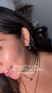 Señora Con Muchas Perforaciones En La Oreja Los Cambian