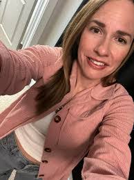 Sharon Hixson's Instagram, Twitter & Facebook