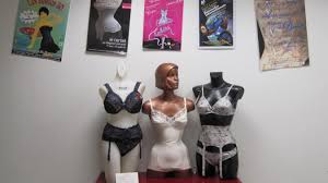 Pour les livraisons à domicile, nous expédions votre commande sous 2 à 3 jours ouvrés (hors période de soldes : Femme Visible Femmes Invisibles A L Atelier A 4 Epingles