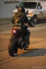 New Photos On Arrow Set For Ep 3x18 With Arrow In The Motorbike And A Police Persecution Are They After Him Arrow Cw Arrow Cast Persecution