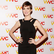 Anne with an e (initially titled anne for its first season within canada) is a canadian episodic television series adapted from lucy maud montgomery's 1908 classic work of children's literature. Anne Hathaway Erst Umzug Dann Baby Gala De