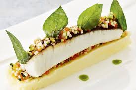 Barbue Grillee Sur La Peau Pommes De Terre Citronnees Ecrasees Et Ratatouille Fine Etenspresentatie Voedsel Ideeen Citroen Aardappelen