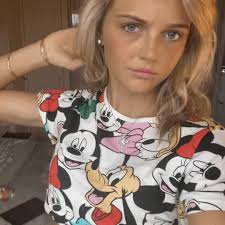 Lily Hutchison's Instagram, Twitter & Facebook