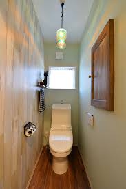 木目調のアクセントクロスと造作の収納 施工事例 bino freeqhomes 中塚組 トイレ トイレ収納 クロス 壁紙 アクセントクロス ペーパーホルダー タオルリング 照明 クッションフロア cf 木目調クッションフロア 木目 トイレ 壁紙 木目 トイレのデザイン